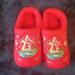 Baby shoes from artwork displaying Holland..6/9 months...